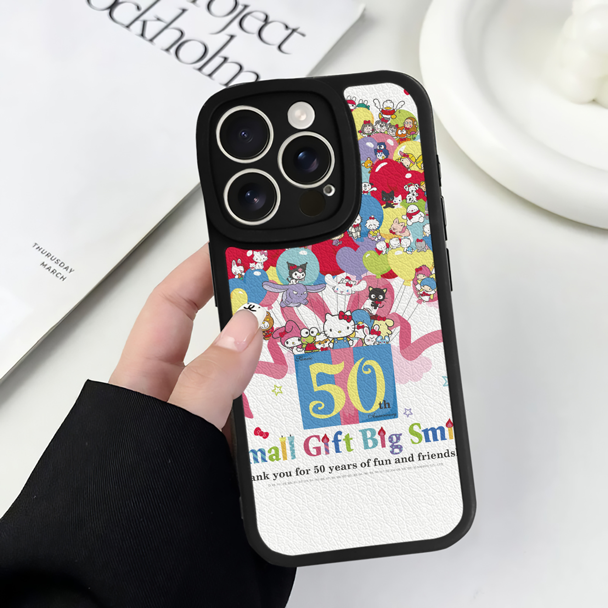 （画像用） Hello Kitty ハローキティ 【iPhone 16シリーズ対応】シリコンスマホケース（レザー調） 材質：シリコン